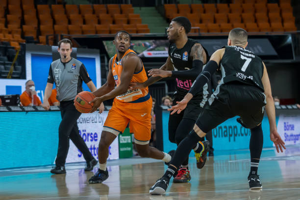 众留下了深 众留下了深